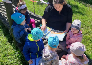 Dzieci podczas czytania bajki.